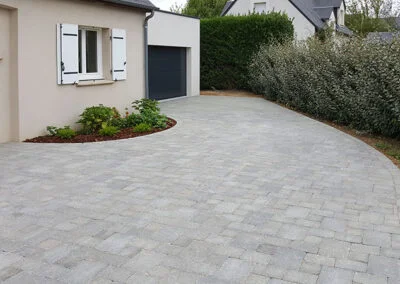 Allée en pavés gris