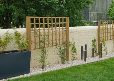 Aménagement arbustes et treillis bois